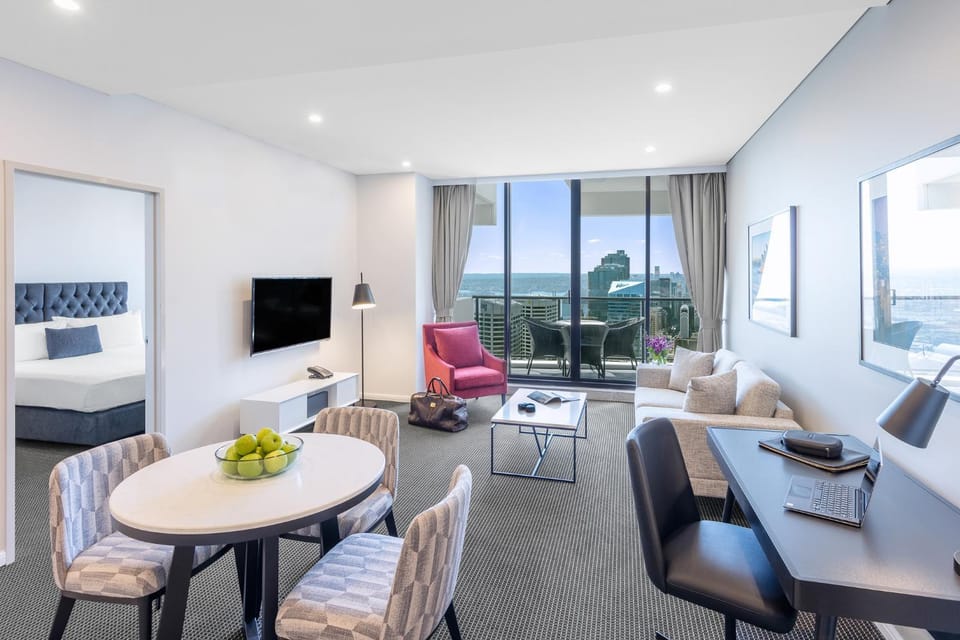 Bed, TV and multimedia, View (from property/room), Balcony/Terrace, Living room, Seating area, Dining area, Bedroom, City view