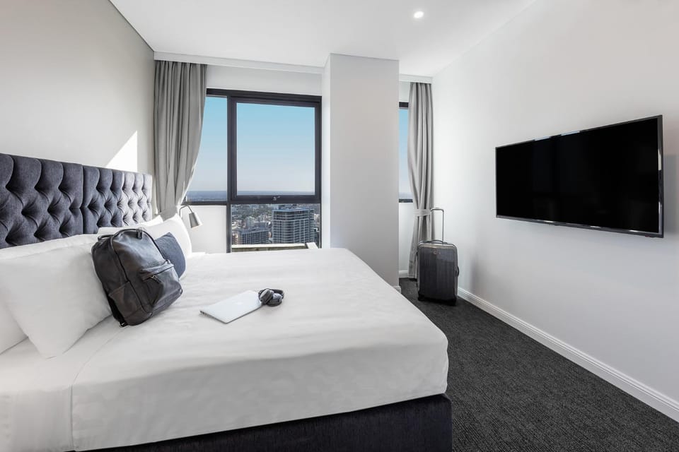 Bed, TV and multimedia, View (from property/room), Photo of the whole room, Bedroom, City view