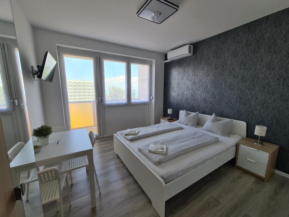 Bed, TV and multimedia, Photo of the whole room, Bedroom, hair dresser, air conditioner