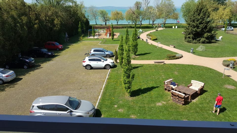 Day, Neighbourhood, Natural landscape, Garden, Garden view, Lake view, Inner courtyard view, Parking