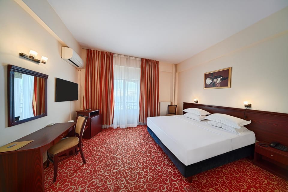 Bedroom, City view