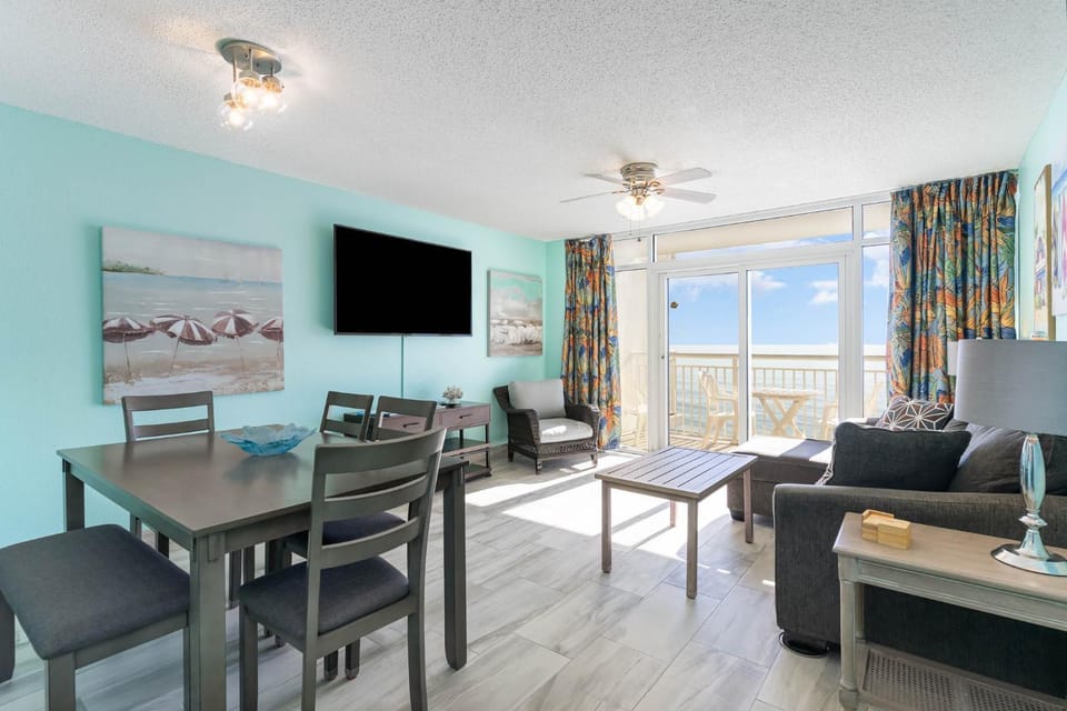 TV and multimedia, Living room, Seating area, Dining area