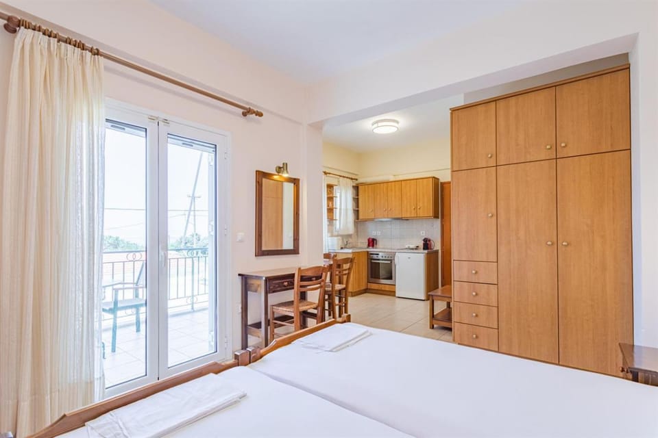 Bed, Photo of the whole room, wardrobe, kitchen