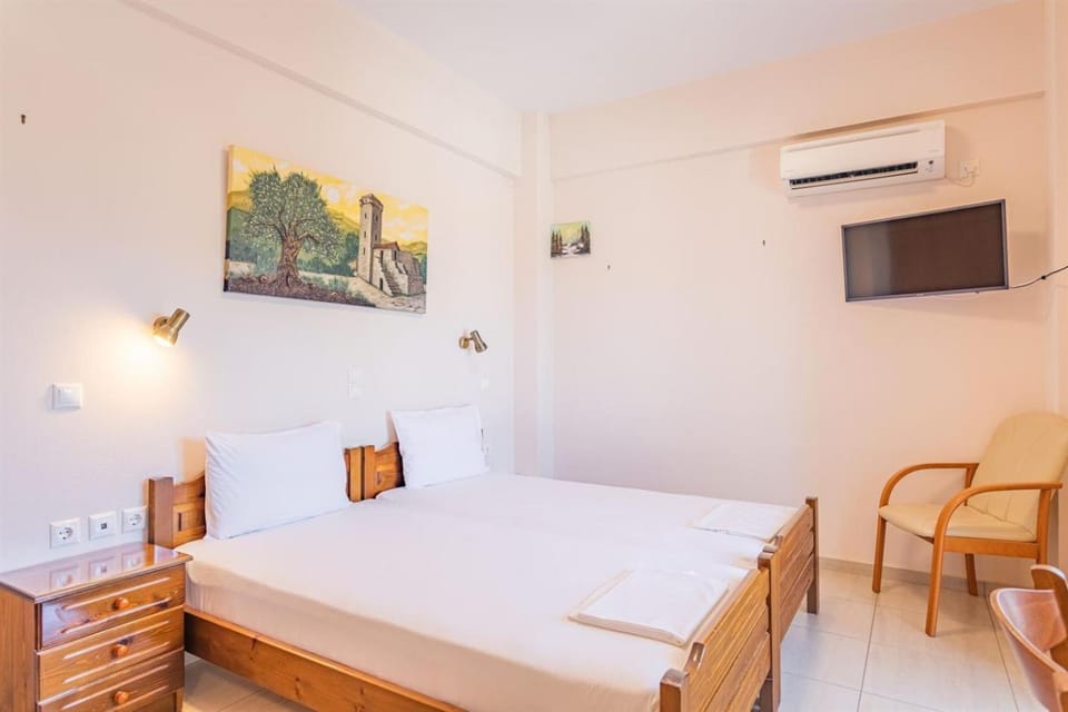 Bed, TV and multimedia, Photo of the whole room, air conditioner