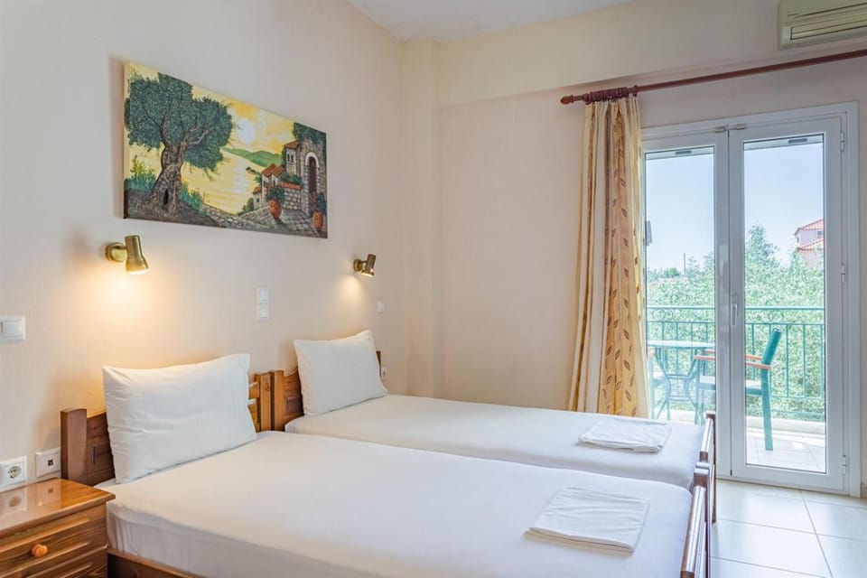 Bed, Photo of the whole room, Bedroom, air conditioner