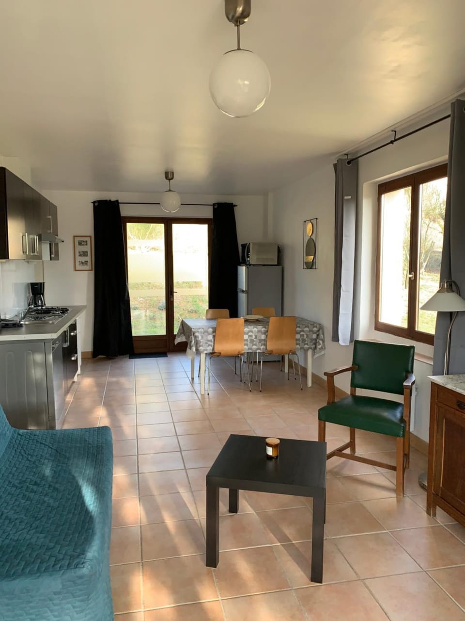 Kitchen or kitchenette, Living room, Seating area, Dining area