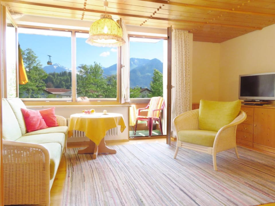 TV and multimedia, Balcony/Terrace, Living room, Photo of the whole room, Decorative detail, Decorative detail, Seating area, Mountain view, Mountain view, Area and facilities