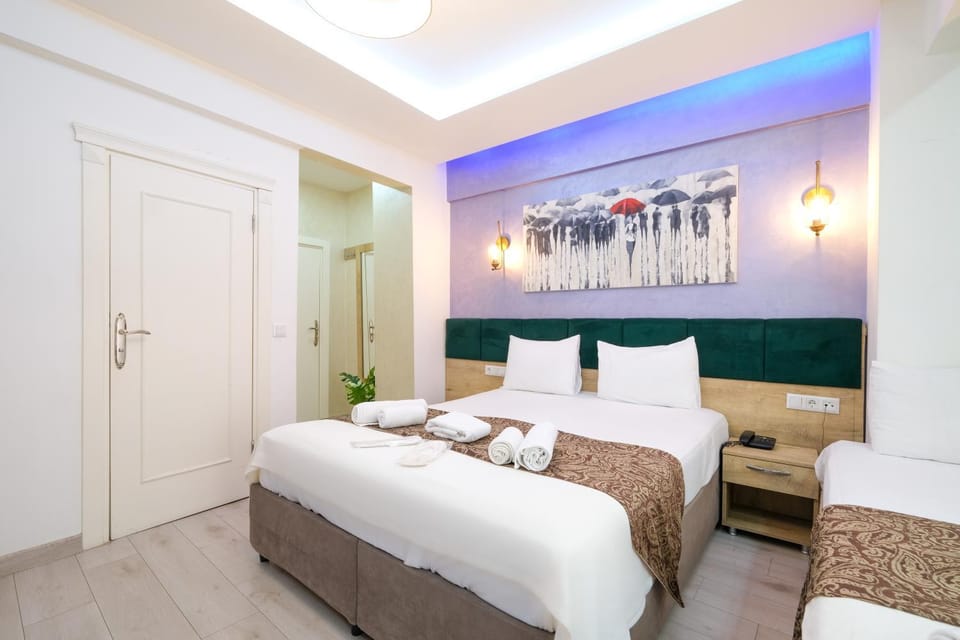Bed, Bedroom, towels