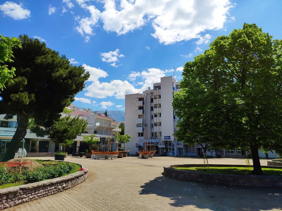 Property building, Neighbourhood