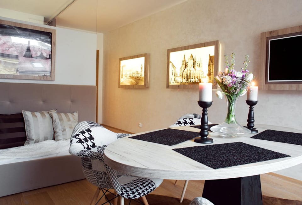 TV and multimedia, Living room, Decorative detail, Seating area, Dining area