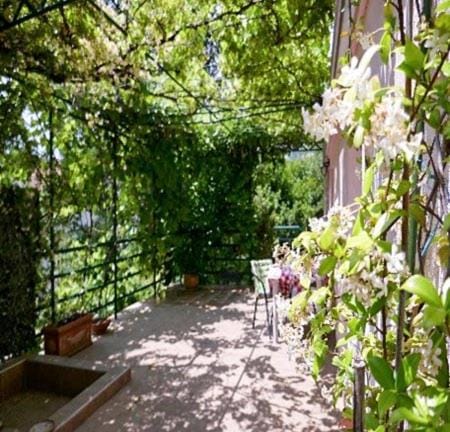 Property building, Spring, Day, Balcony/Terrace, Balcony/Terrace, Dining area, Garden view