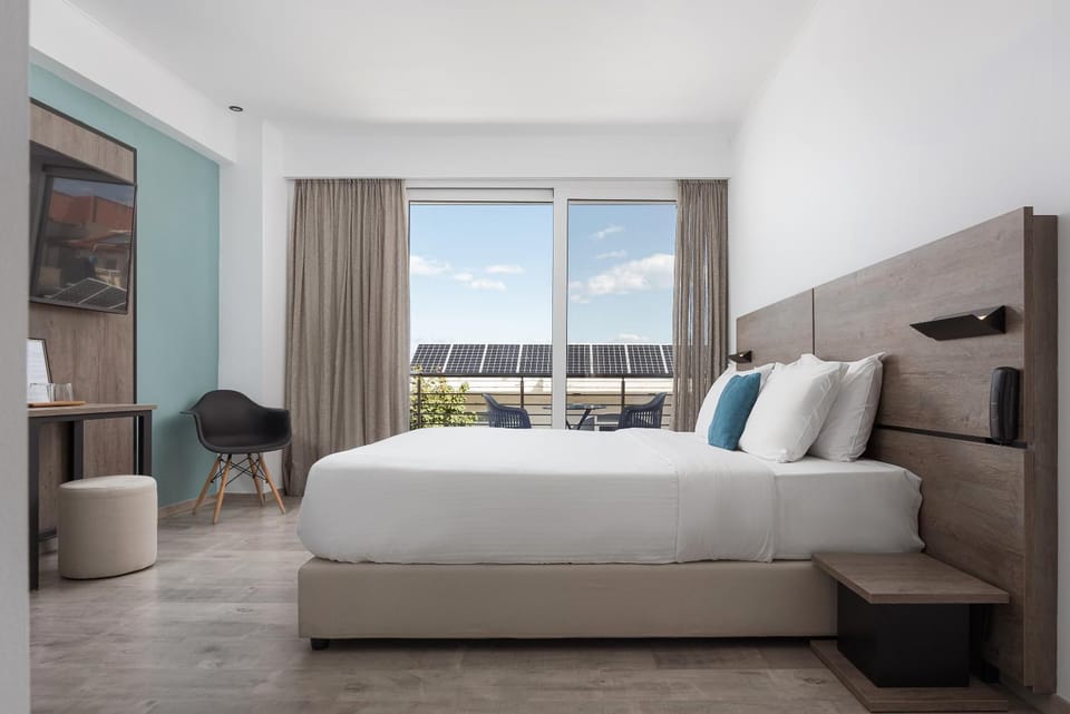 Bed, TV and multimedia, Bedroom