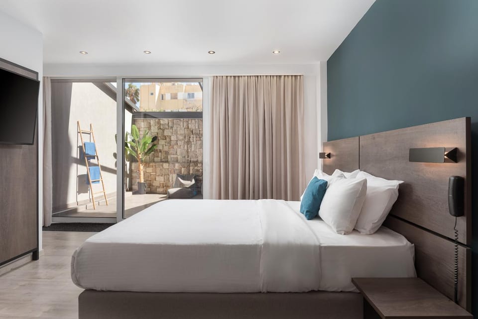 Bed, TV and multimedia, Bedroom