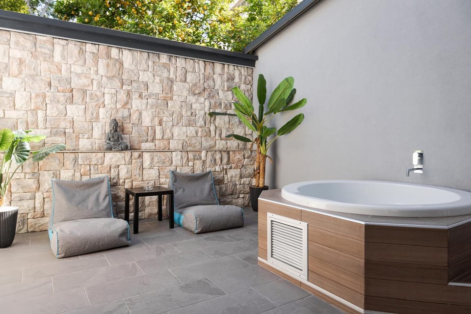 Hot Tub, Seating area