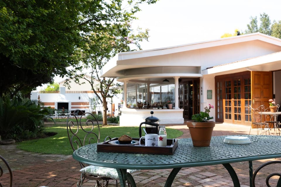 Property building, Patio, Day, Garden, Dining area, Garden view
