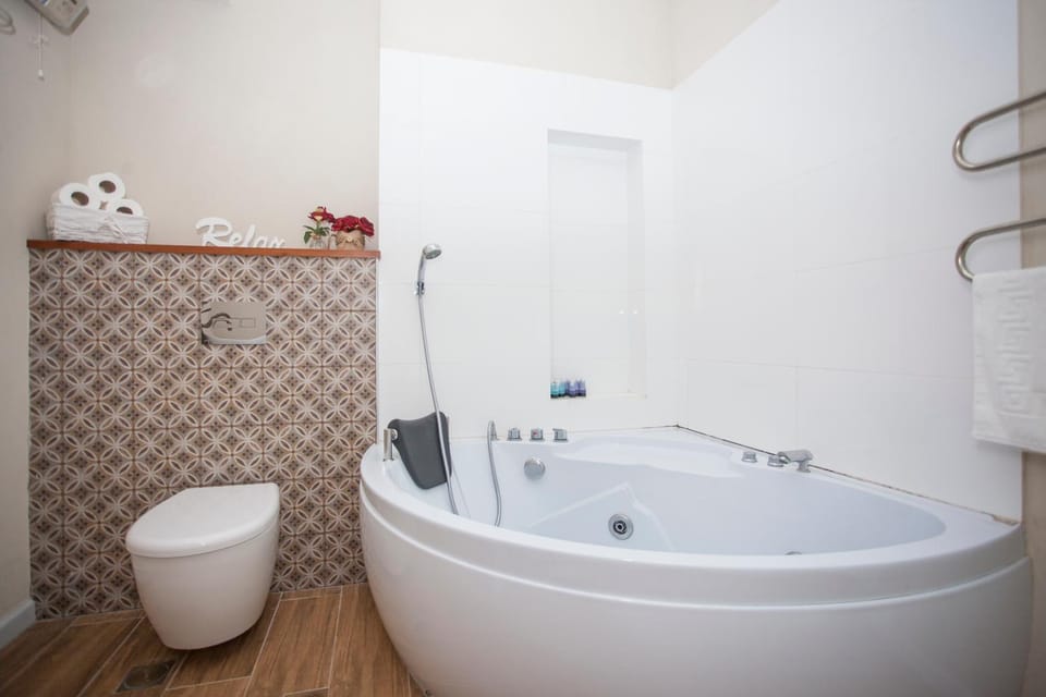Toilet, Hot Tub, Bathroom, Bath, towels
