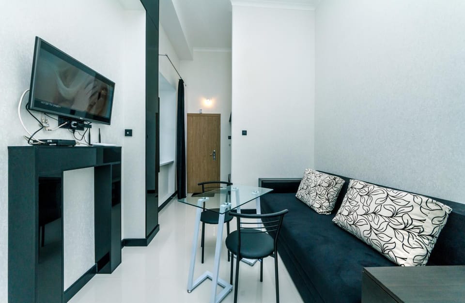 TV and multimedia, Kitchen or kitchenette, Living room, Seating area, Dining area