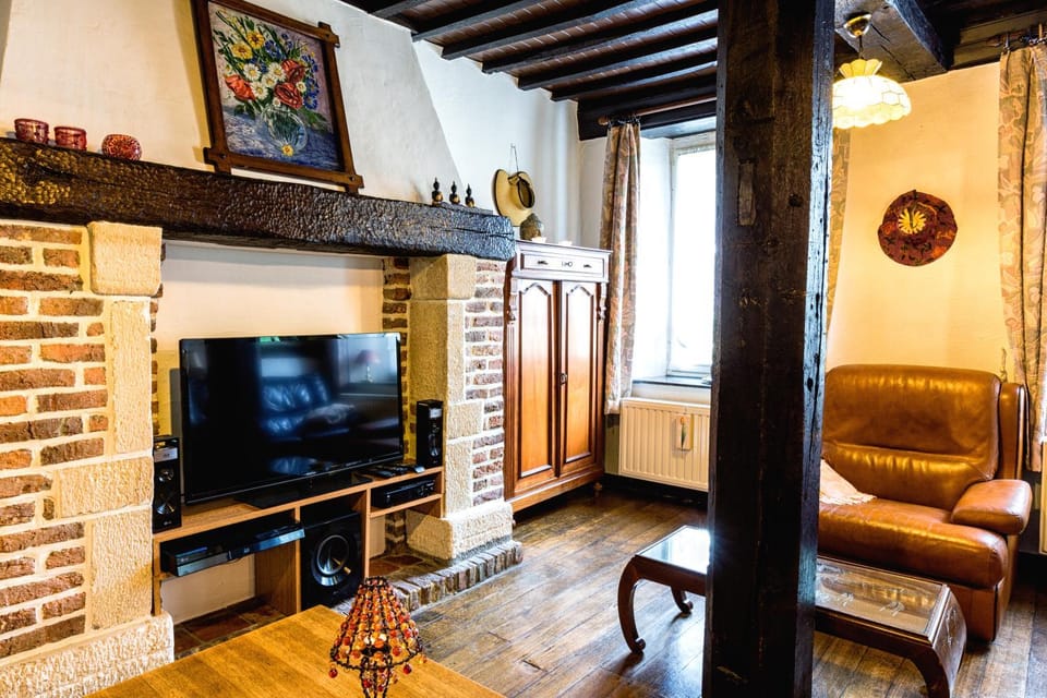 Communal lounge/ TV room, Game Room, Living room, Lounge or bar, Decorative detail, Seating area, Street view, Street view, Drinks, Alcoholic drinks, Non alcoholic drinks, children, young children, older children, group of guests, Family