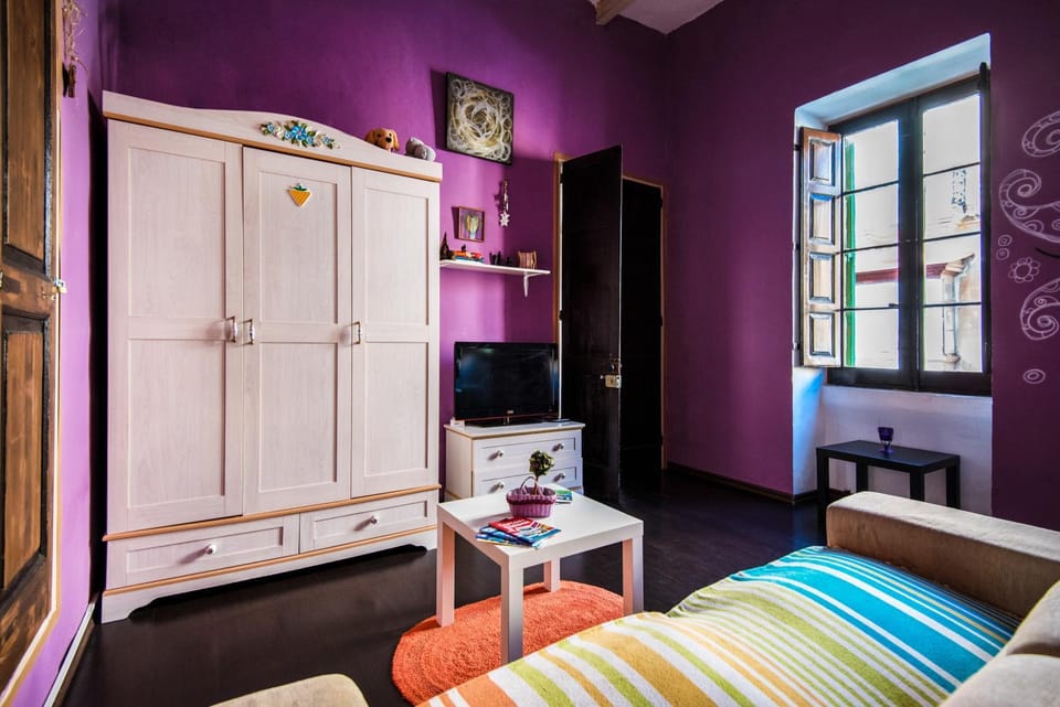 TV and multimedia, Seating area, Bedroom, Street view, Family