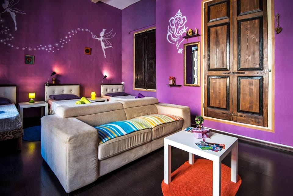 Bed, TV and multimedia, Seating area, Bedroom, Street view, Family