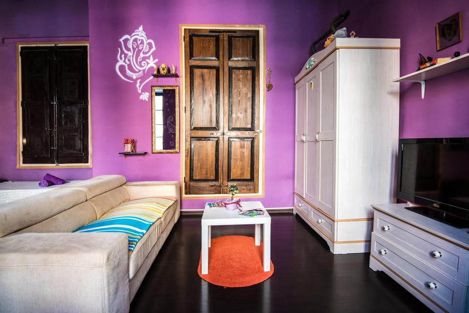 TV and multimedia, Seating area, Bedroom, Street view, Family