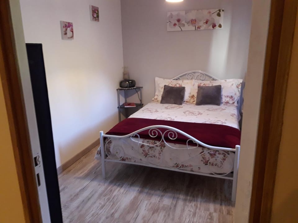 Photo of the whole room, Decorative detail