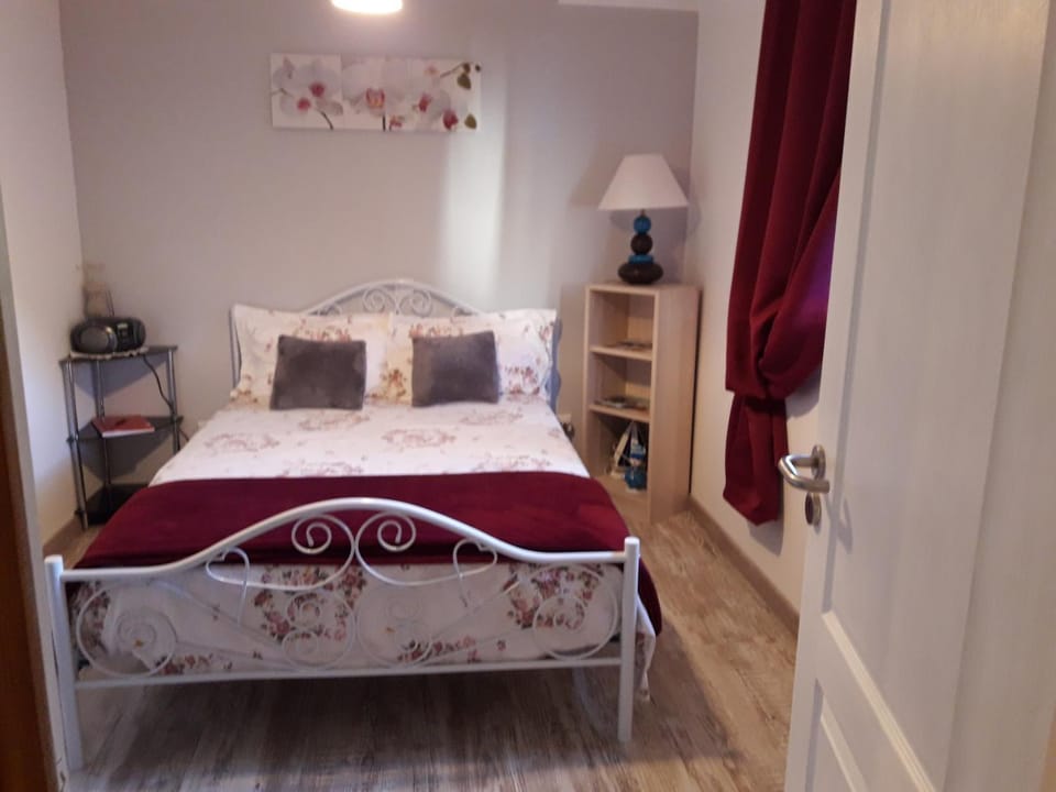 Photo of the whole room, Decorative detail