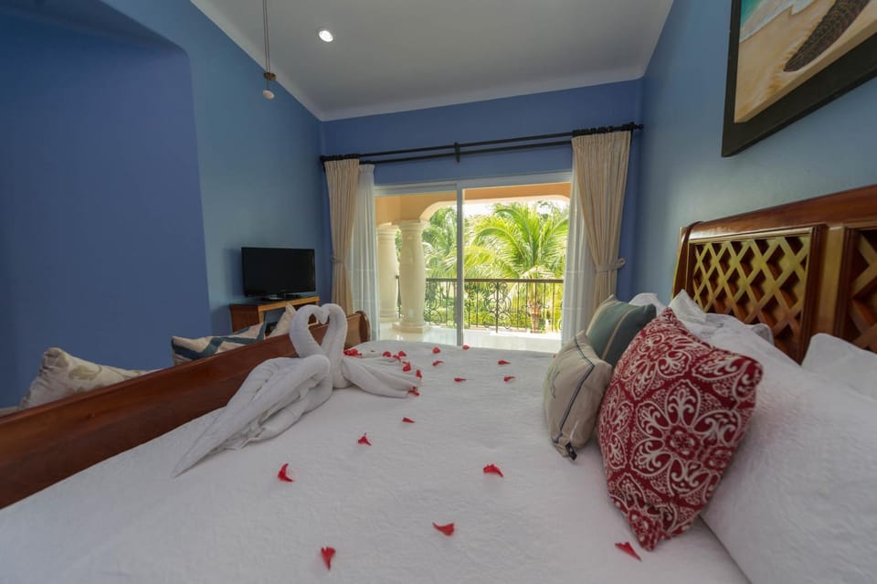 Bedroom, Garden view, Pool view