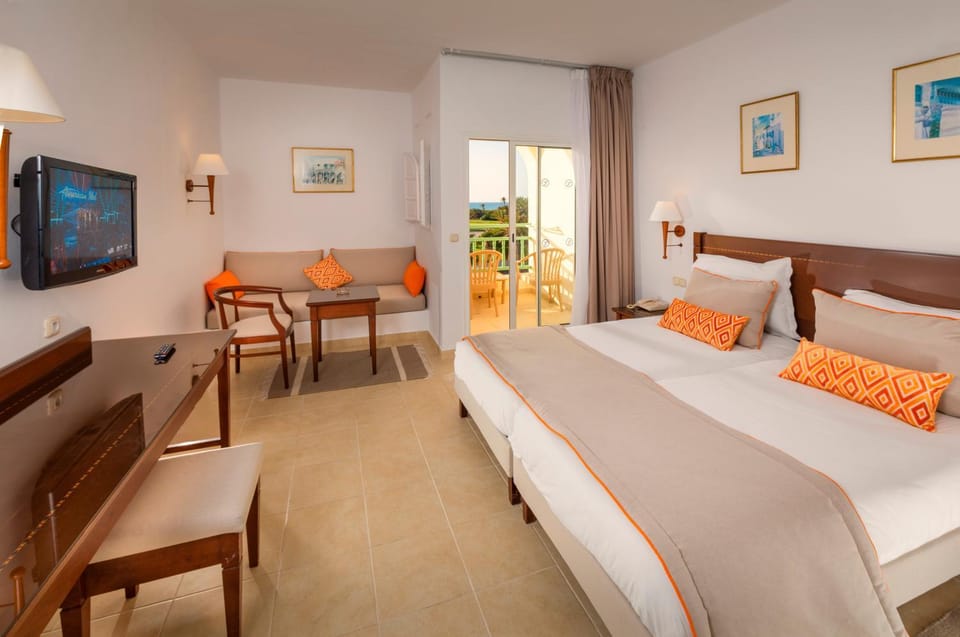 Bed, TV and multimedia, Seating area, Bedroom