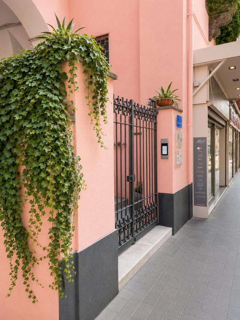 Facade/entrance