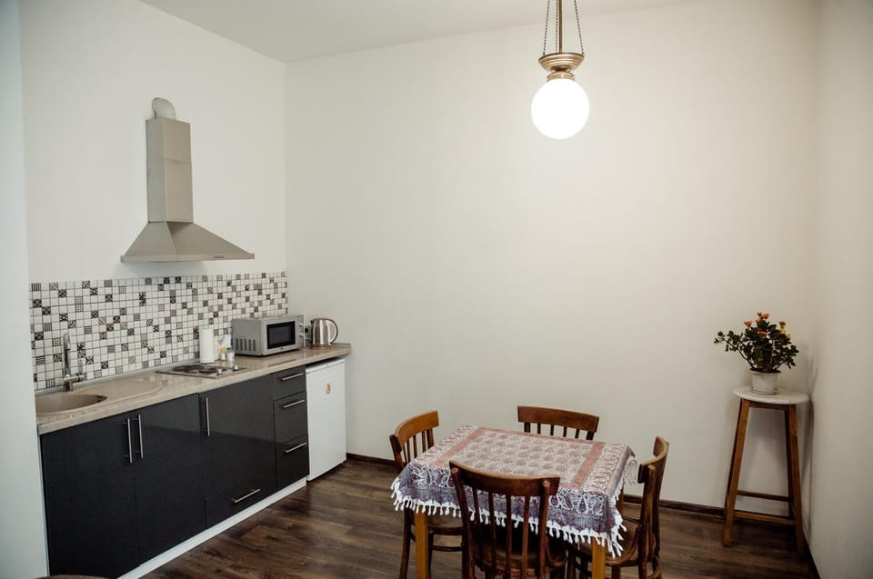 Kitchen or kitchenette, Dining area