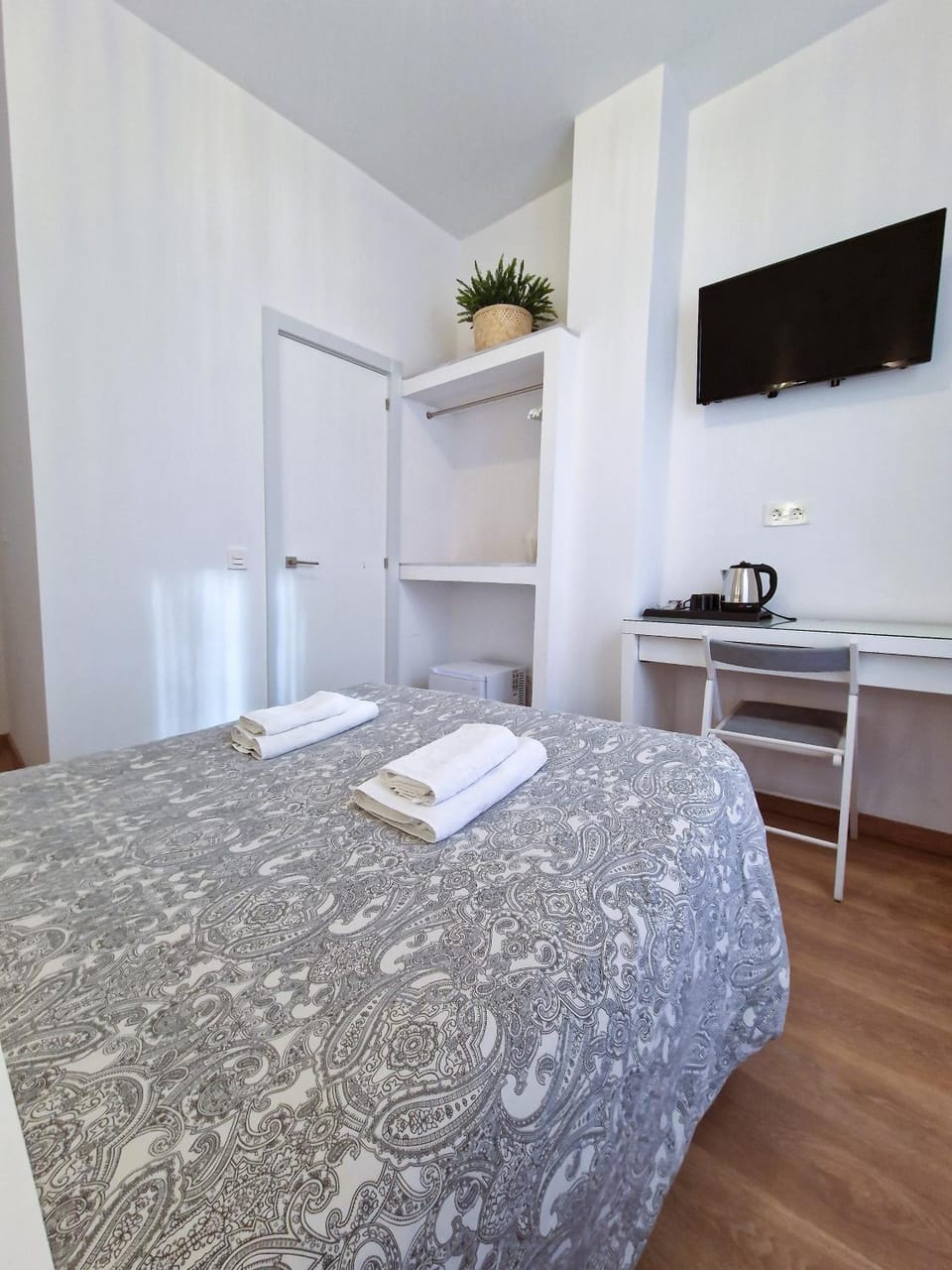 Bed, TV and multimedia, Photo of the whole room