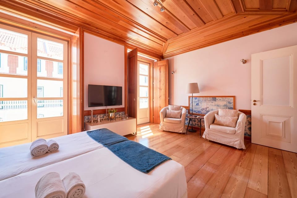 TV and multimedia, Seating area, Bedroom