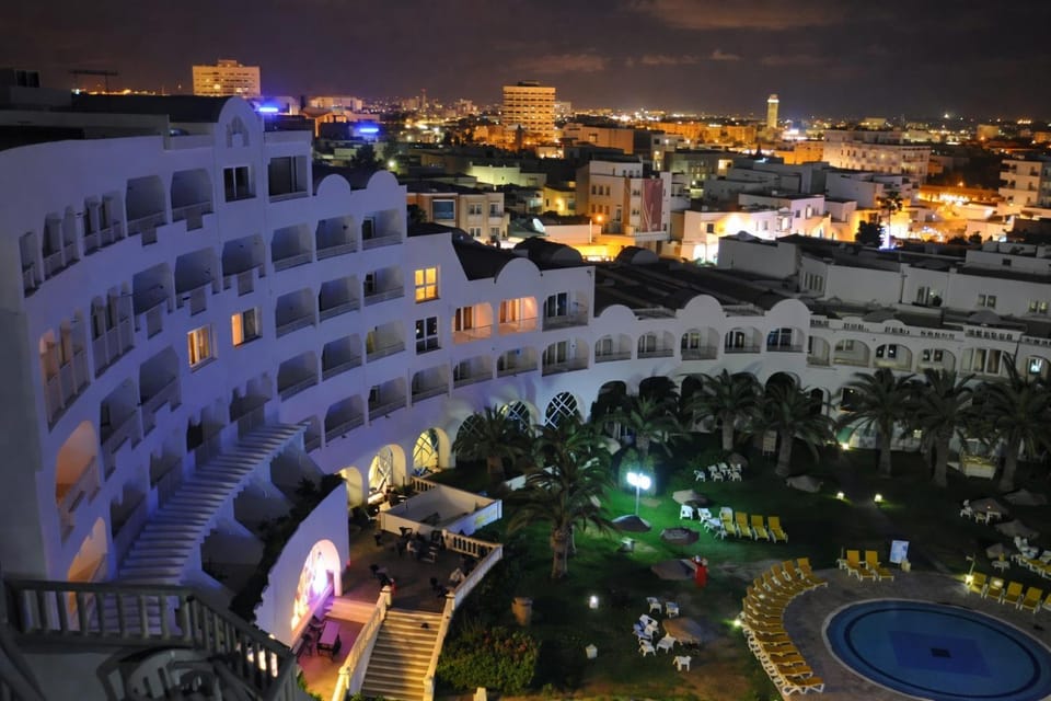 Property building, Night, Bird's eye view, City view, Garden view, Pool view, Swimming pool, Swimming pool, sunbed