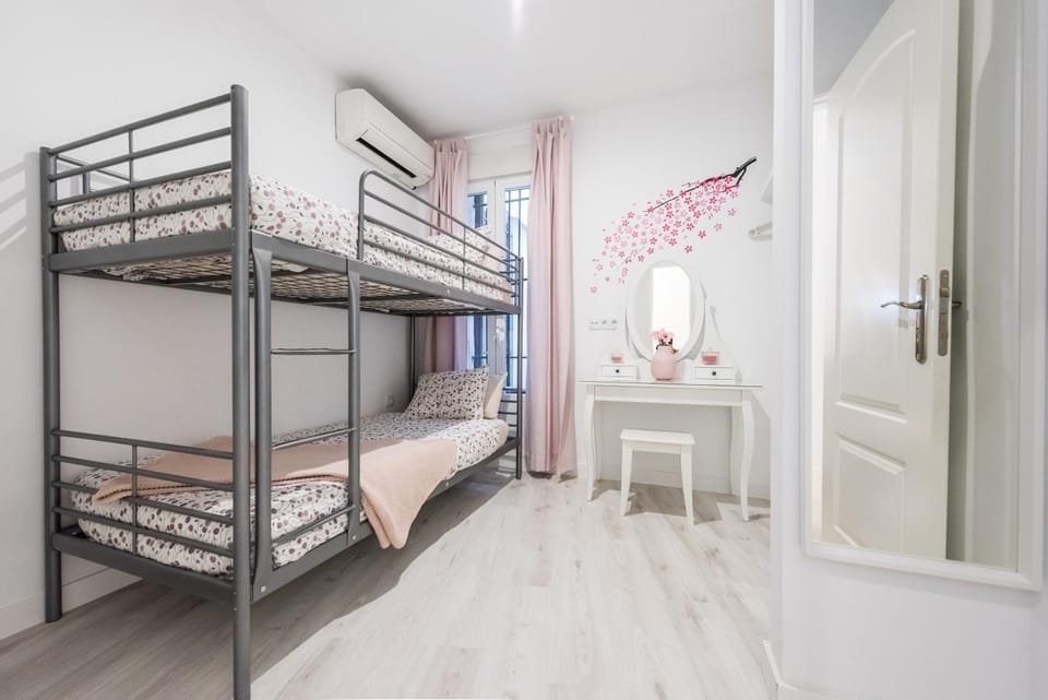 Bedroom, bunk bed, air conditioner