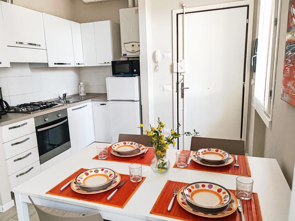 Kitchen or kitchenette, Dining area, kitchen