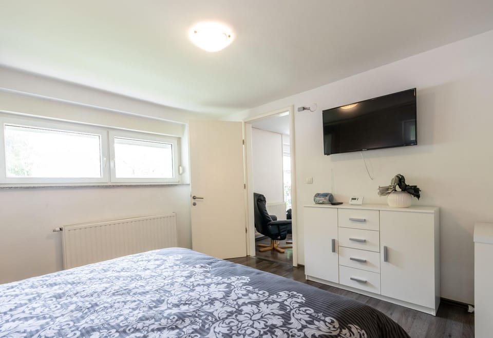 Bed, TV and multimedia, Bedroom