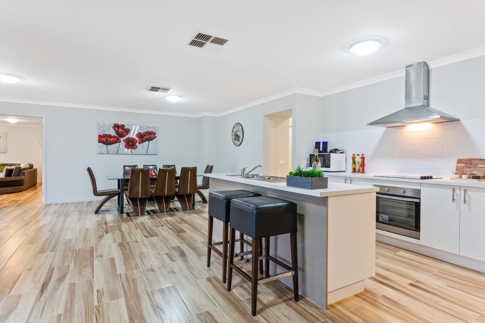 Kitchen or kitchenette, Dining area, dishwasher, minibar, pet friendly, stove