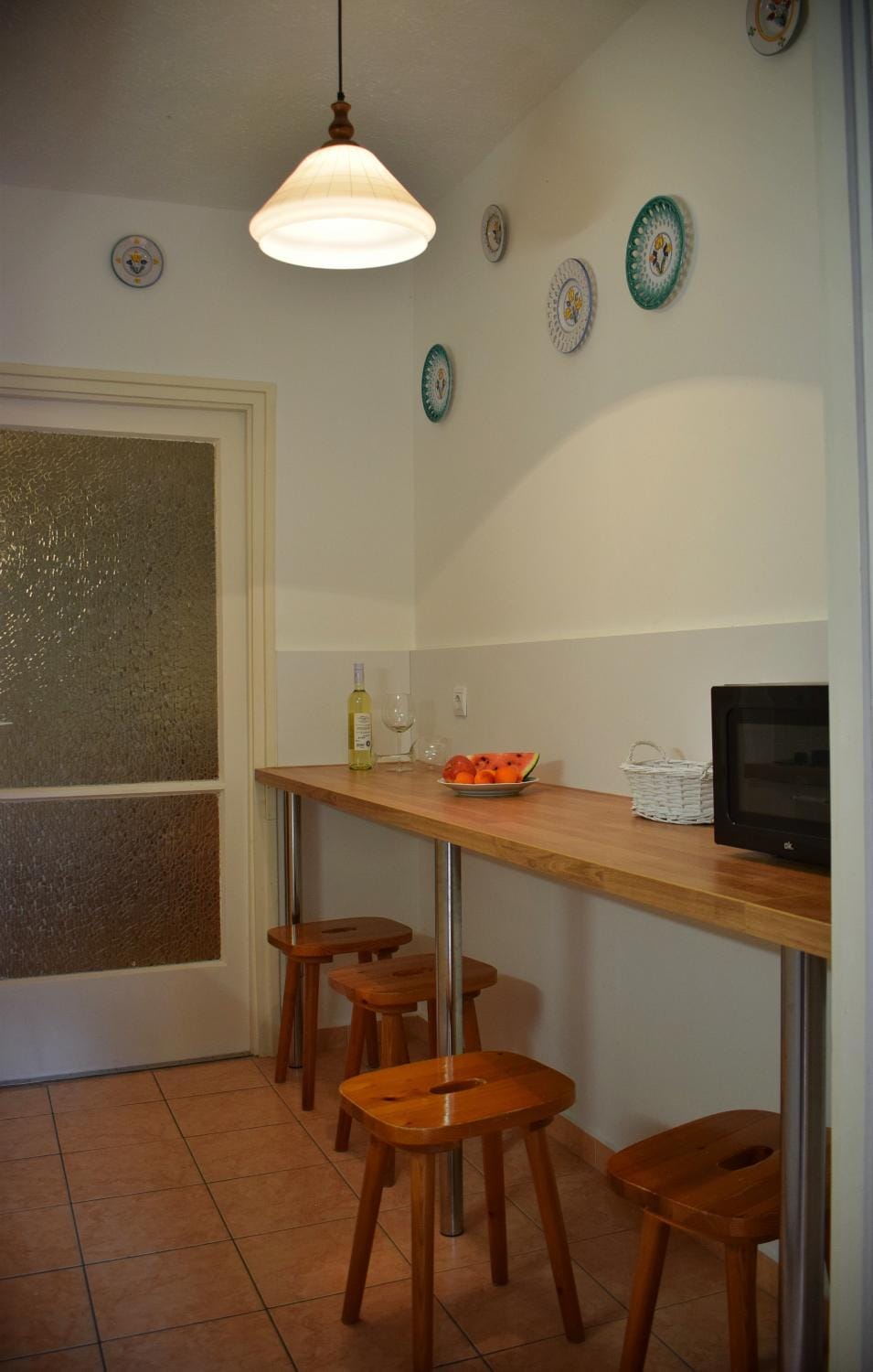 Kitchen or kitchenette, minibar