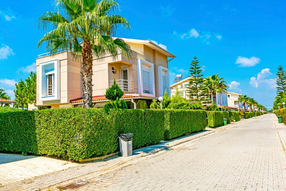 Property building, Spring, Day, Neighbourhood, Garden, Garden view, Street view
