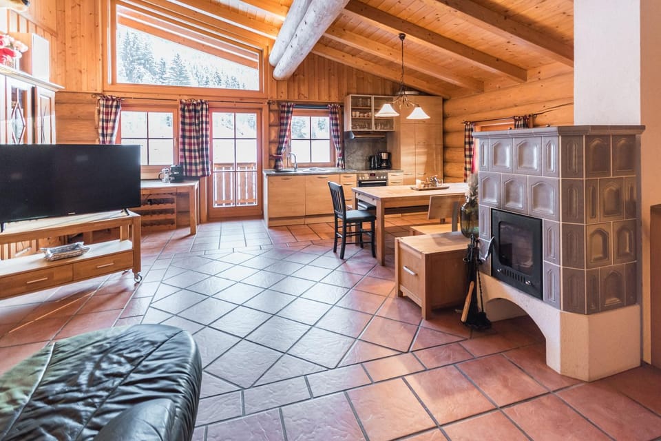 Communal lounge/ TV room, TV and multimedia, Kitchen or kitchenette, Living room, Seating area, Dining area