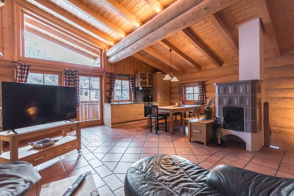 Communal lounge/ TV room, TV and multimedia, Living room, Dining area