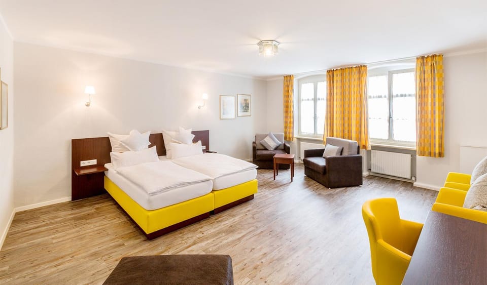 Bed, Photo of the whole room, Seating area