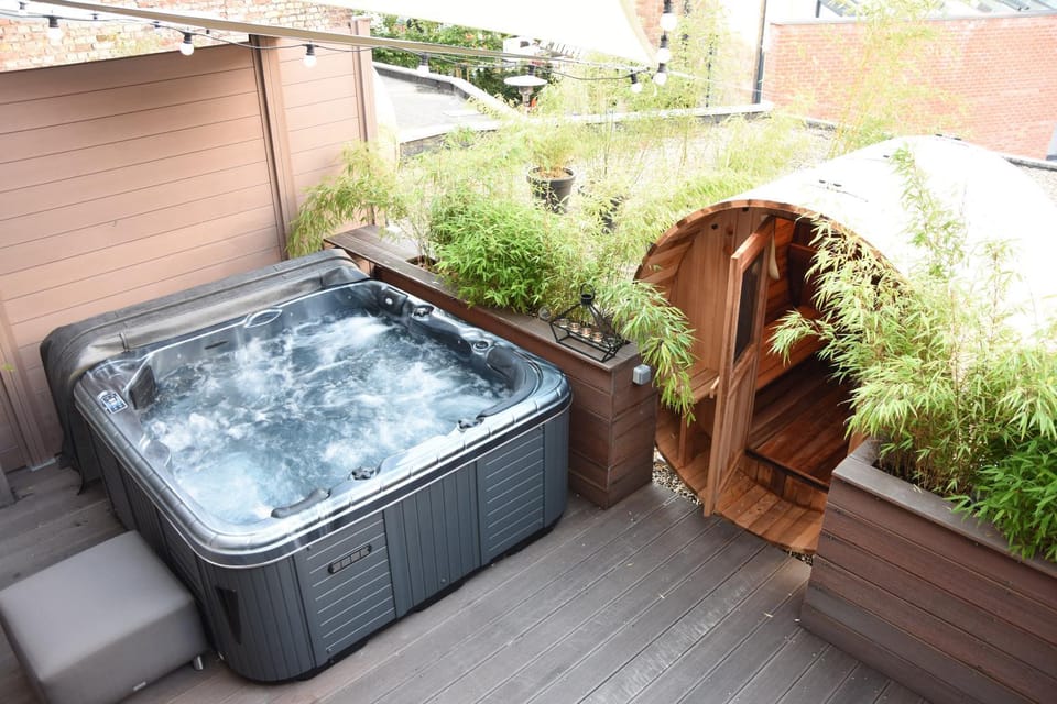 Patio, Hot Tub, Sauna, Spa and wellness centre/facilities