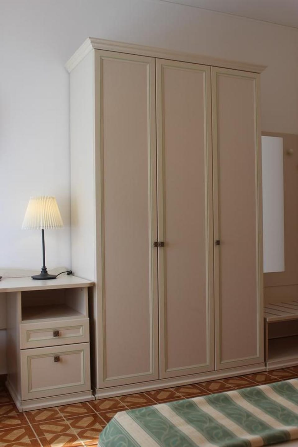 Photo of the whole room, Bedroom, wardrobe