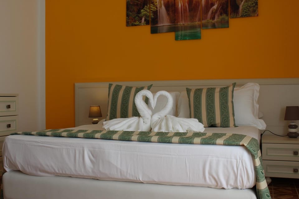 Bed, Photo of the whole room, Bedroom, towels