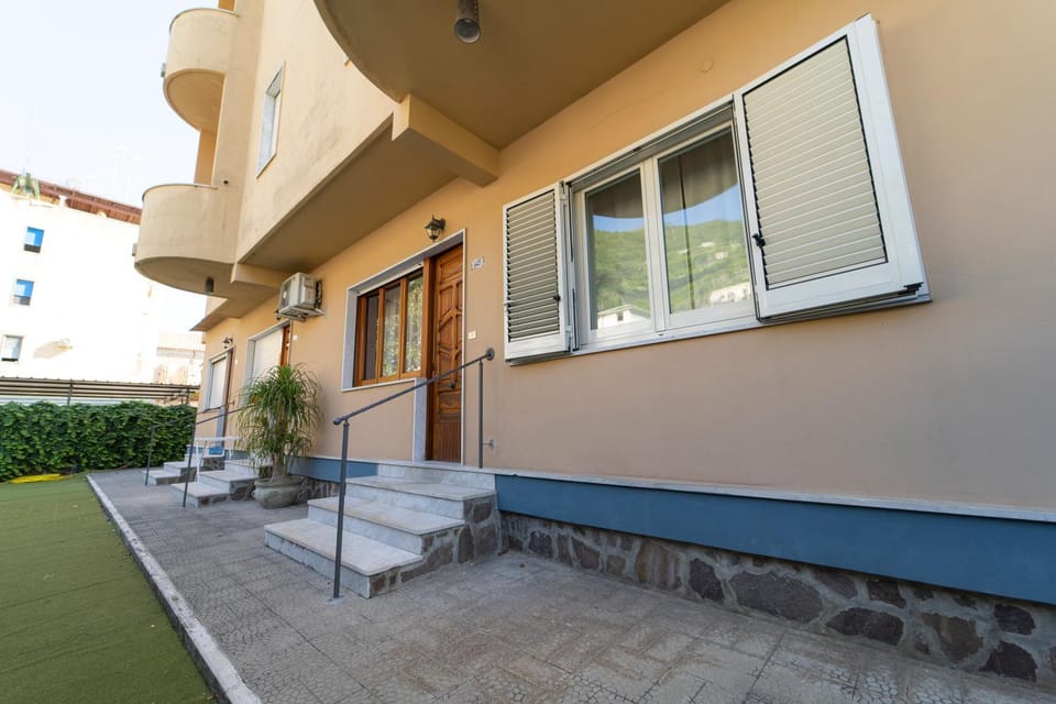 Property building, Patio, Day, Balcony/Terrace