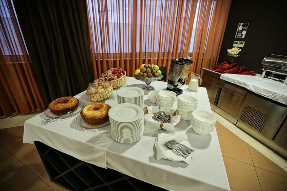 Restaurant/places to eat, Food and drinks, Buffet breakfast