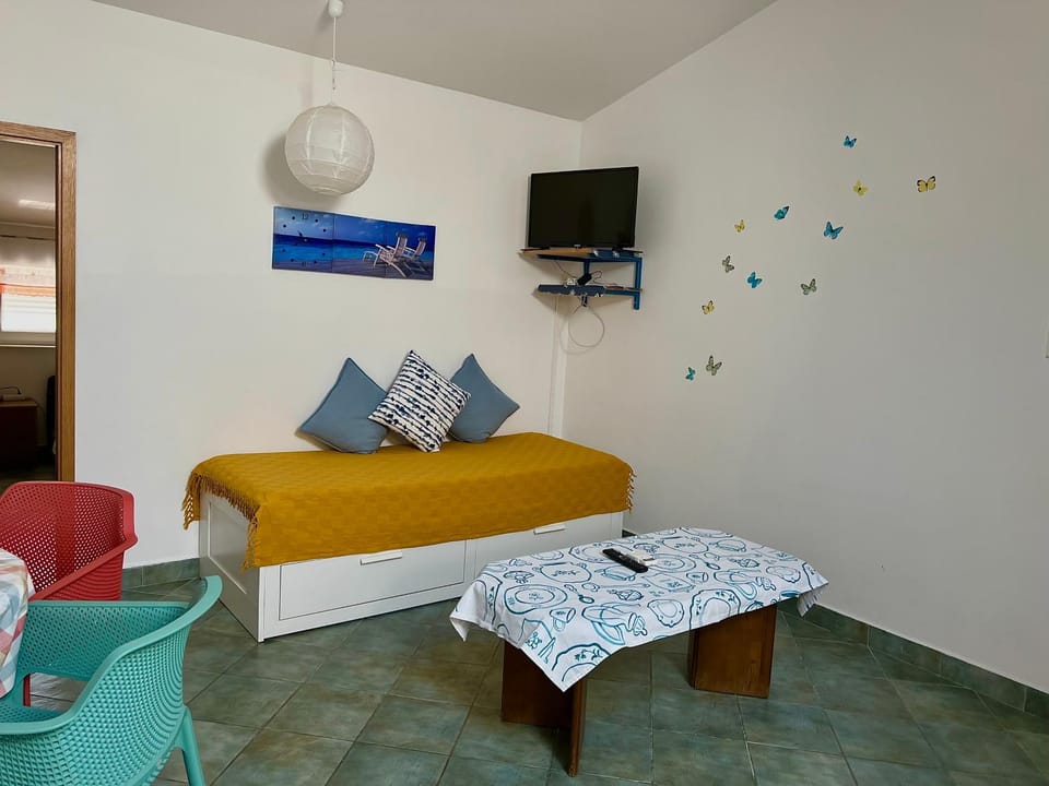 Bed, TV and multimedia, Living room