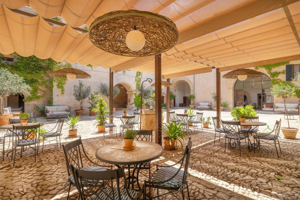 Restaurant/places to eat, Balcony/Terrace